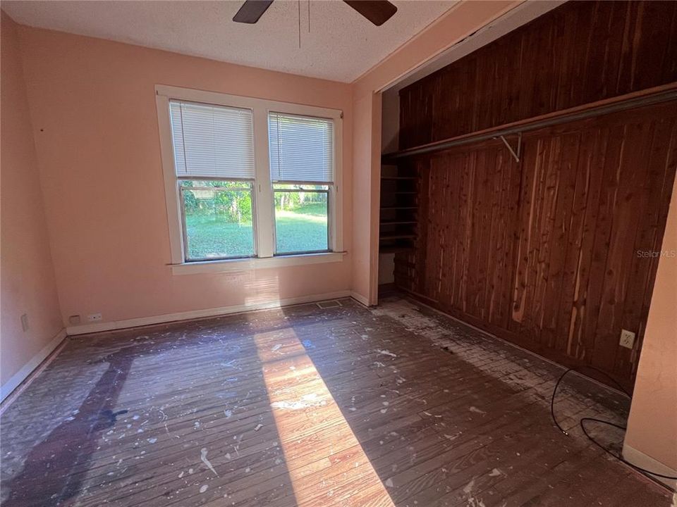 For Sale: $229,900 (2 beds, 1 baths, 936 Square Feet)