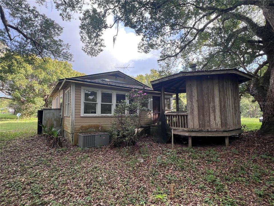 For Sale: $229,900 (2 beds, 1 baths, 936 Square Feet)