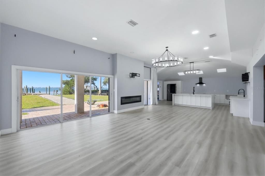 For Sale: $1,999,900 (4 beds, 2 baths, 2537 Square Feet)