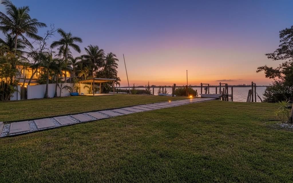 For Sale: $1,999,900 (4 beds, 2 baths, 2537 Square Feet)