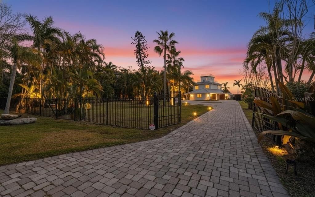For Sale: $1,999,900 (4 beds, 2 baths, 2537 Square Feet)