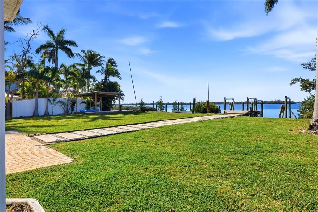 For Sale: $1,999,900 (4 beds, 2 baths, 2537 Square Feet)