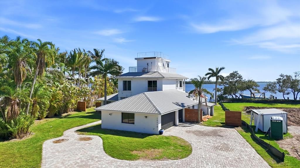 For Sale: $1,999,900 (4 beds, 2 baths, 2537 Square Feet)