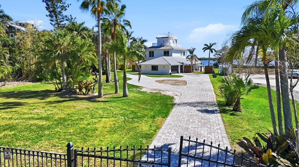 For Sale: $1,999,900 (4 beds, 2 baths, 2537 Square Feet)
