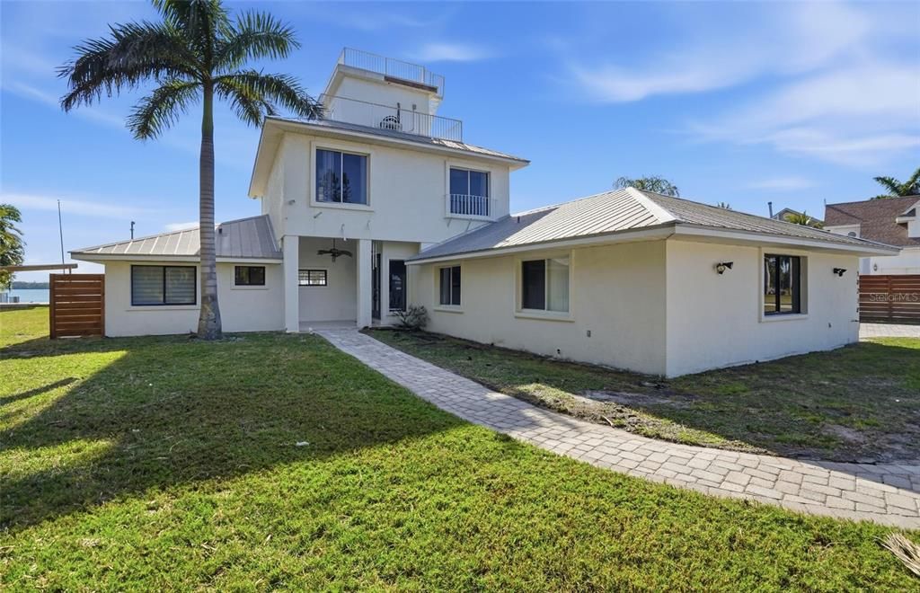 For Sale: $1,999,900 (4 beds, 2 baths, 2537 Square Feet)