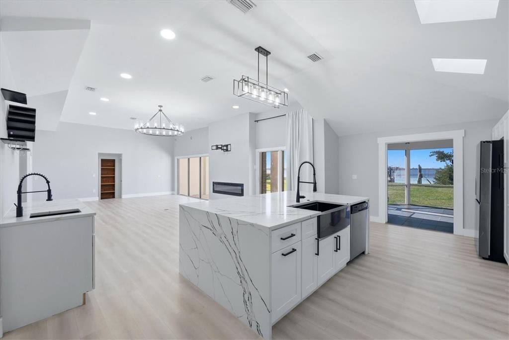 For Sale: $1,999,900 (4 beds, 2 baths, 2537 Square Feet)