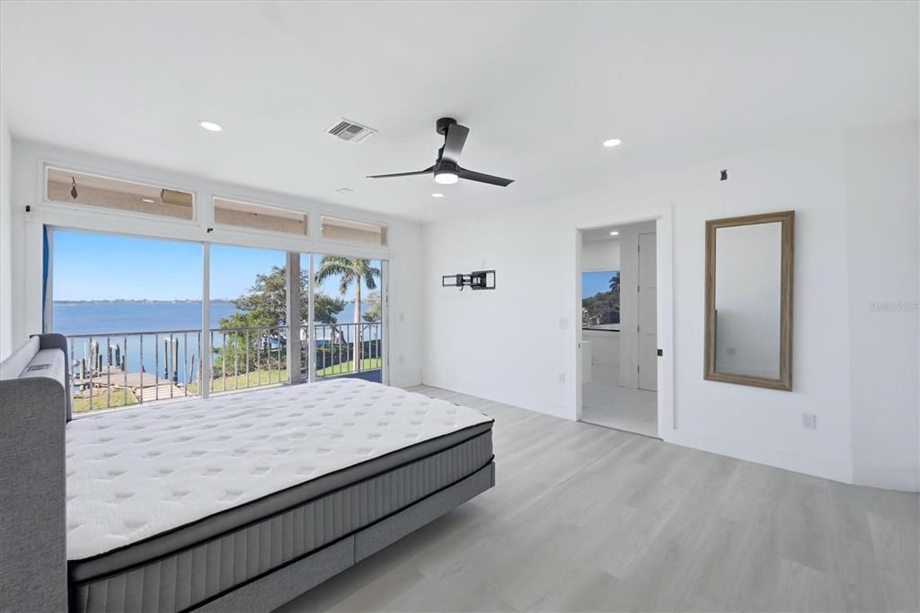 For Sale: $1,999,900 (4 beds, 2 baths, 2537 Square Feet)