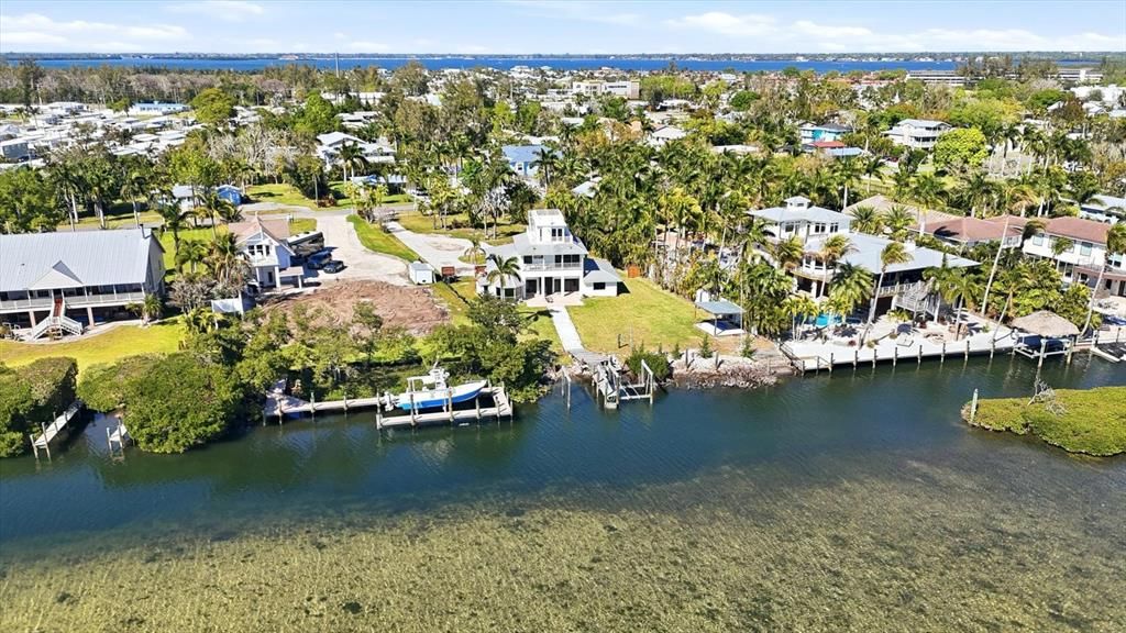 For Sale: $1,999,900 (4 beds, 2 baths, 2537 Square Feet)