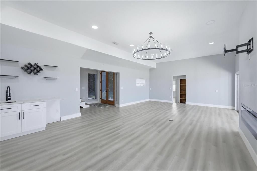 For Sale: $1,999,900 (4 beds, 2 baths, 2537 Square Feet)
