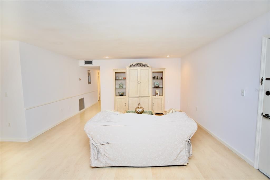 Active With Contract: $199,000 (2 beds, 2 baths, 1075 Square Feet)