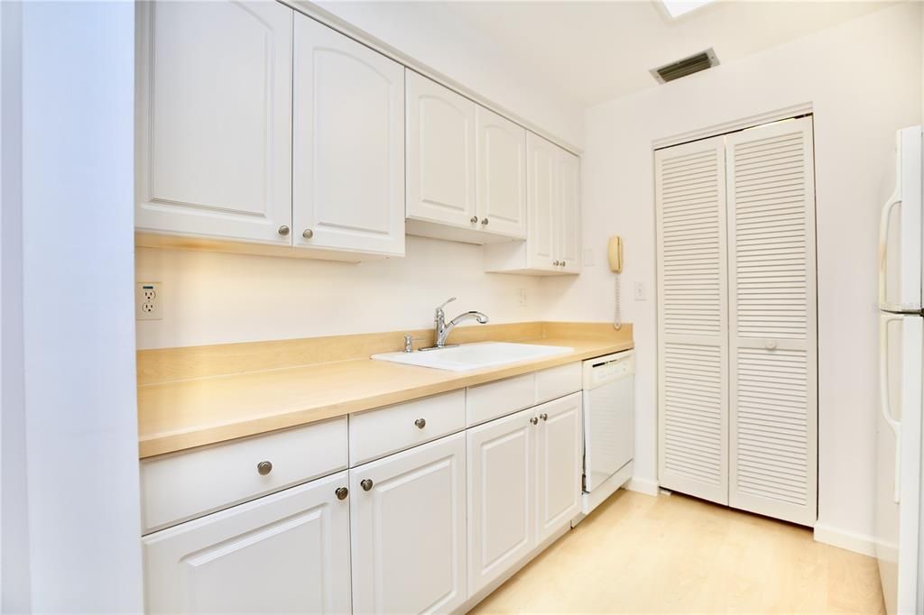 Active With Contract: $199,000 (2 beds, 2 baths, 1075 Square Feet)