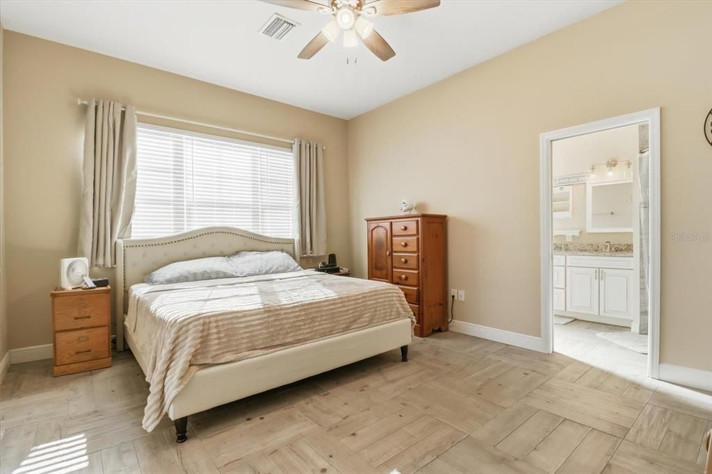 Active With Contract: $494,900 (3 beds, 2 baths, 1650 Square Feet)