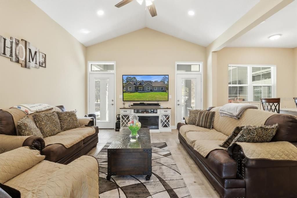 Active With Contract: $494,900 (3 beds, 2 baths, 1650 Square Feet)