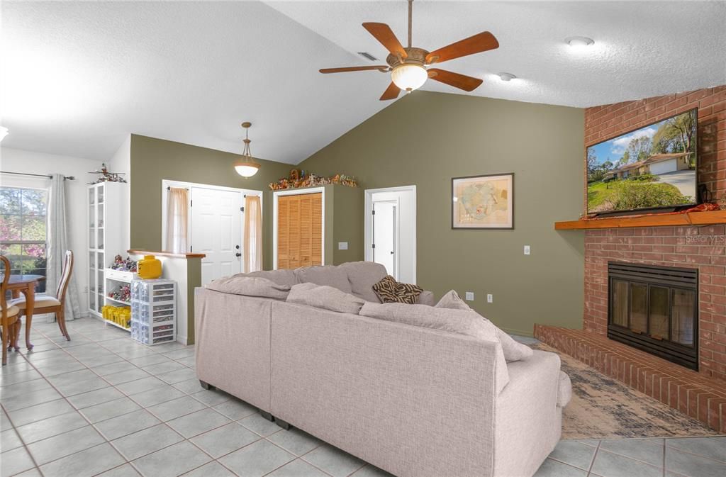 На продажу: $365,000 (3 спален, 2 ванн, 1770 Квадратных фут)