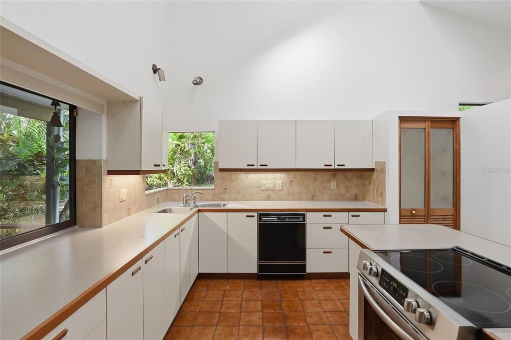 For Sale: $1,570,000 (4 beds, 2 baths, 2126 Square Feet)