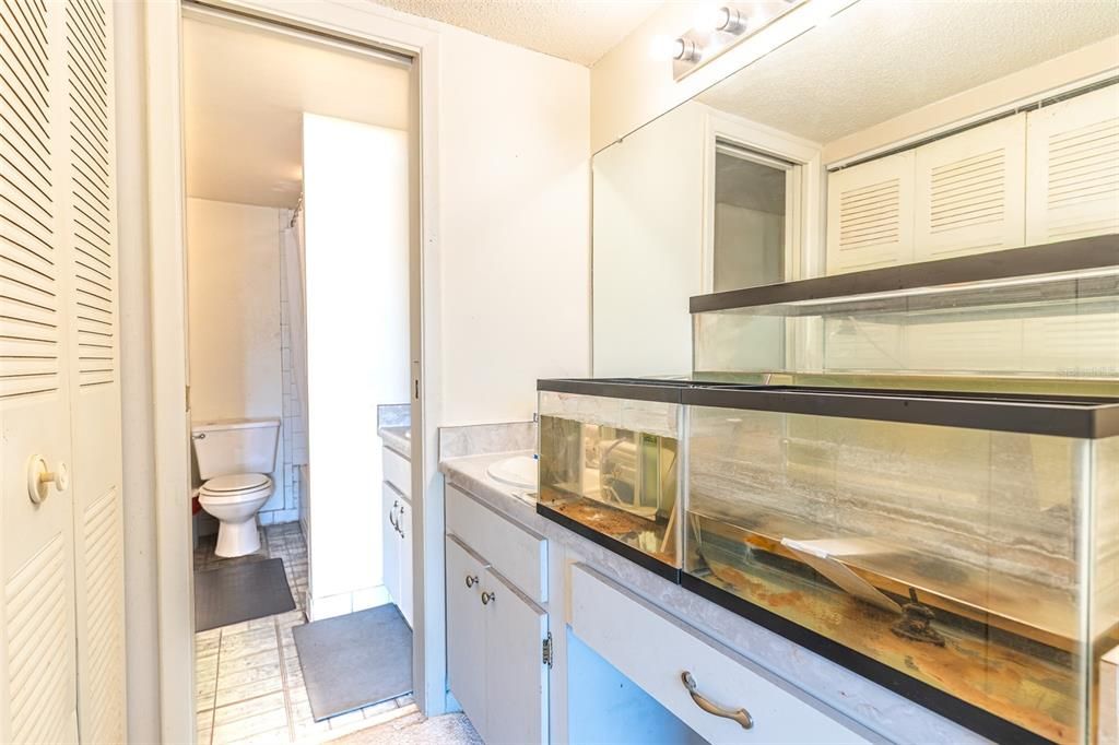 На продажу: $170,000 (2 спален, 1 ванн, 1068 Квадратных фут)