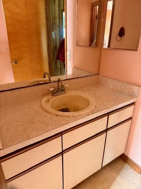 En Venta: $226,000 (3 camas, 2 baños, 1950 Pies cuadrados)