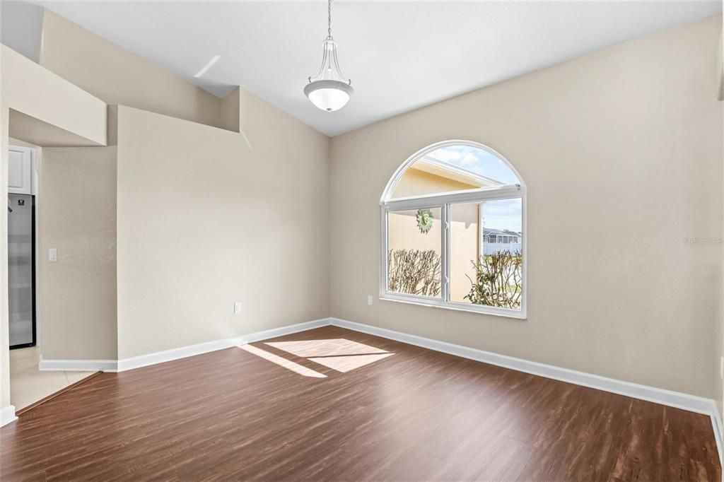 Activo con contrato: $385,000 (3 camas, 2 baños, 1681 Pies cuadrados)