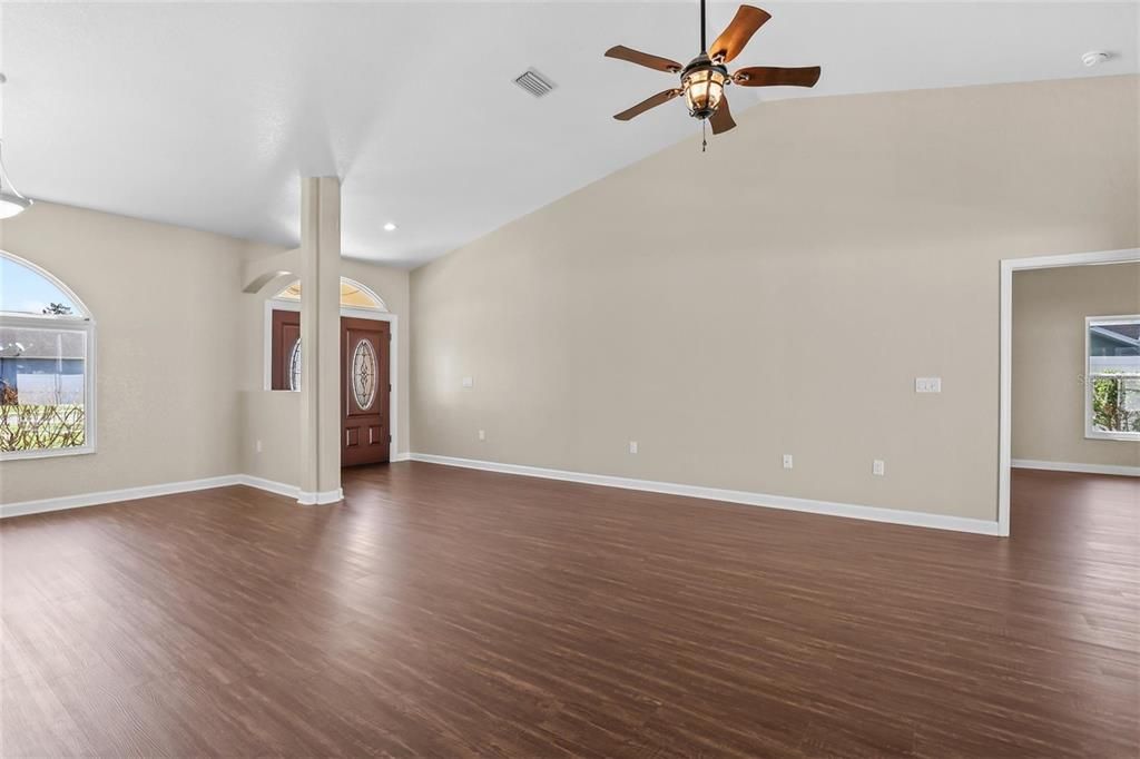 Activo con contrato: $385,000 (3 camas, 2 baños, 1681 Pies cuadrados)