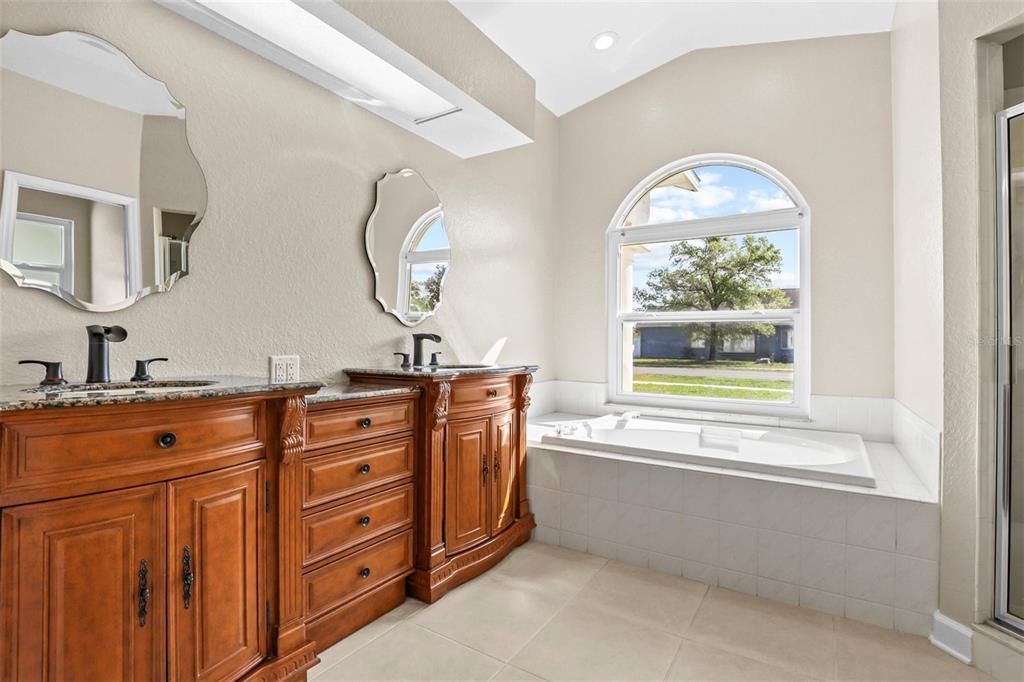 Activo con contrato: $385,000 (3 camas, 2 baños, 1681 Pies cuadrados)