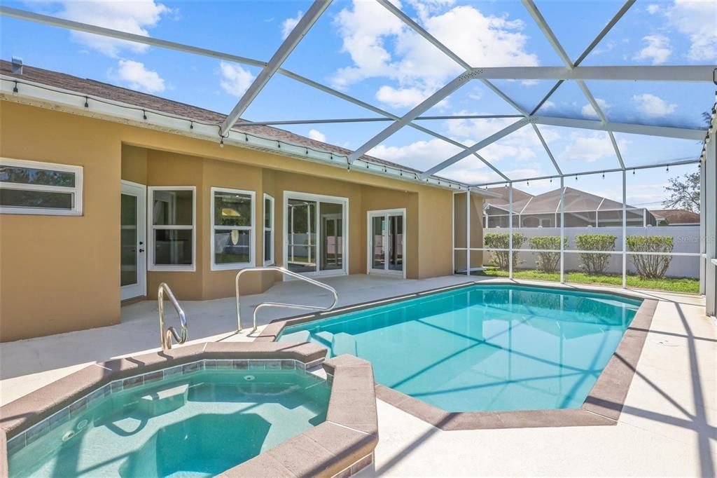 Activo con contrato: $385,000 (3 camas, 2 baños, 1681 Pies cuadrados)