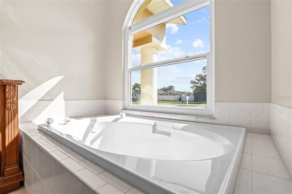 Activo con contrato: $385,000 (3 camas, 2 baños, 1681 Pies cuadrados)