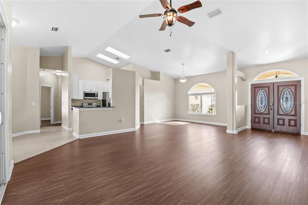 Activo con contrato: $385,000 (3 camas, 2 baños, 1681 Pies cuadrados)