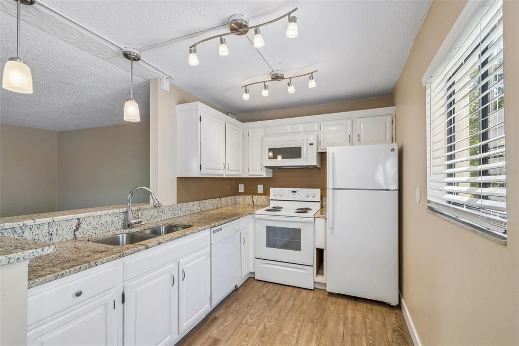 待售: $210,000 (2 贝兹, 2 浴室, 906 平方英尺)