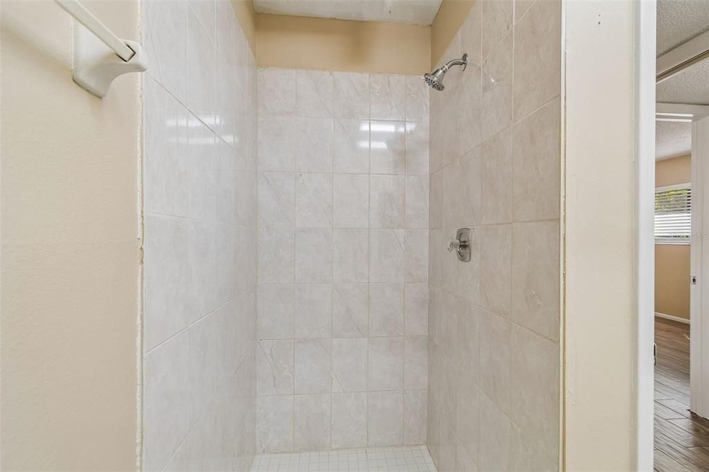 待售: $210,000 (2 贝兹, 2 浴室, 906 平方英尺)