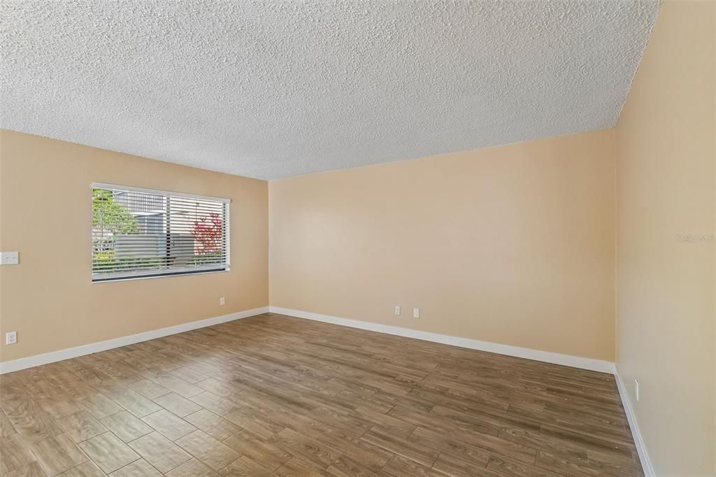 待售: $210,000 (2 贝兹, 2 浴室, 906 平方英尺)