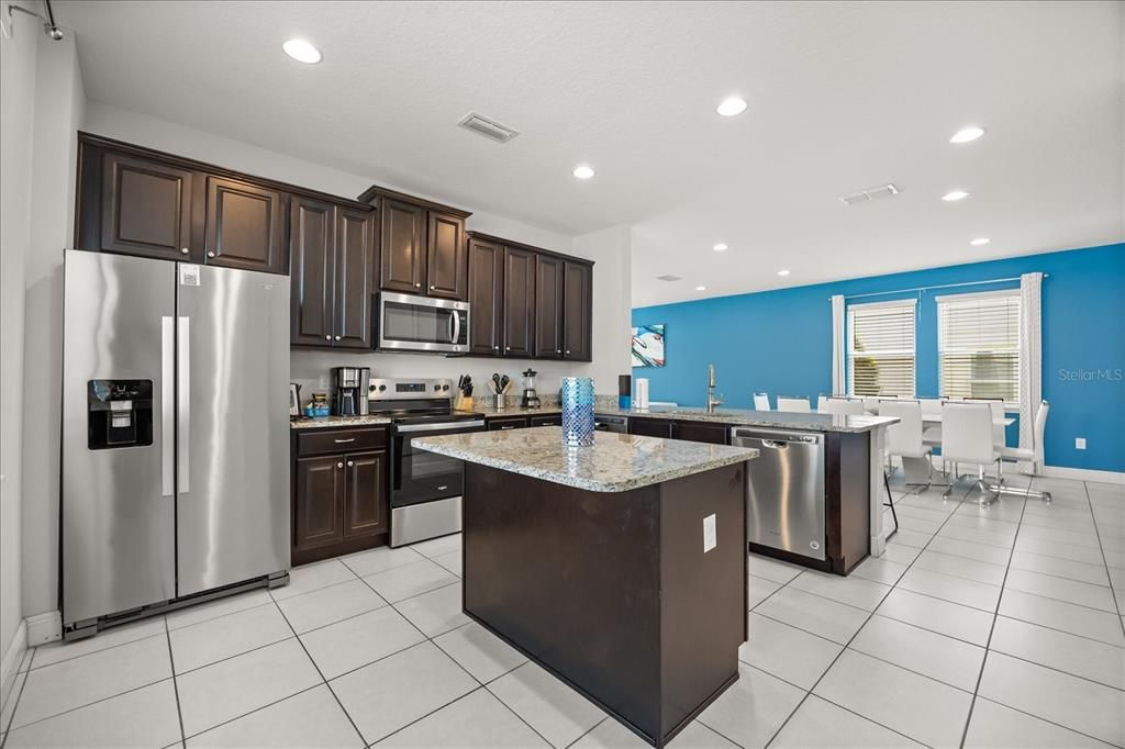 Activo con contrato: $620,000 (6 camas, 6 baños, 3317 Pies cuadrados)