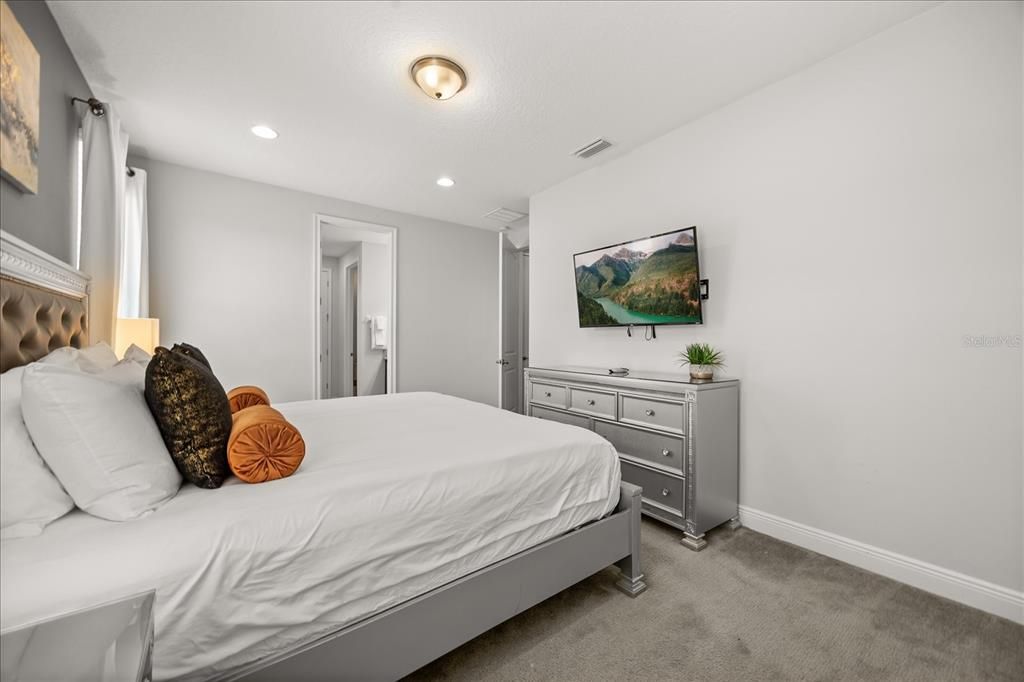 Activo con contrato: $620,000 (6 camas, 6 baños, 3317 Pies cuadrados)