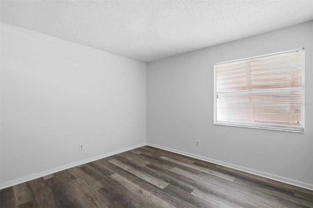 For Sale: $154,900 (2 beds, 2 baths, 897 Square Feet)