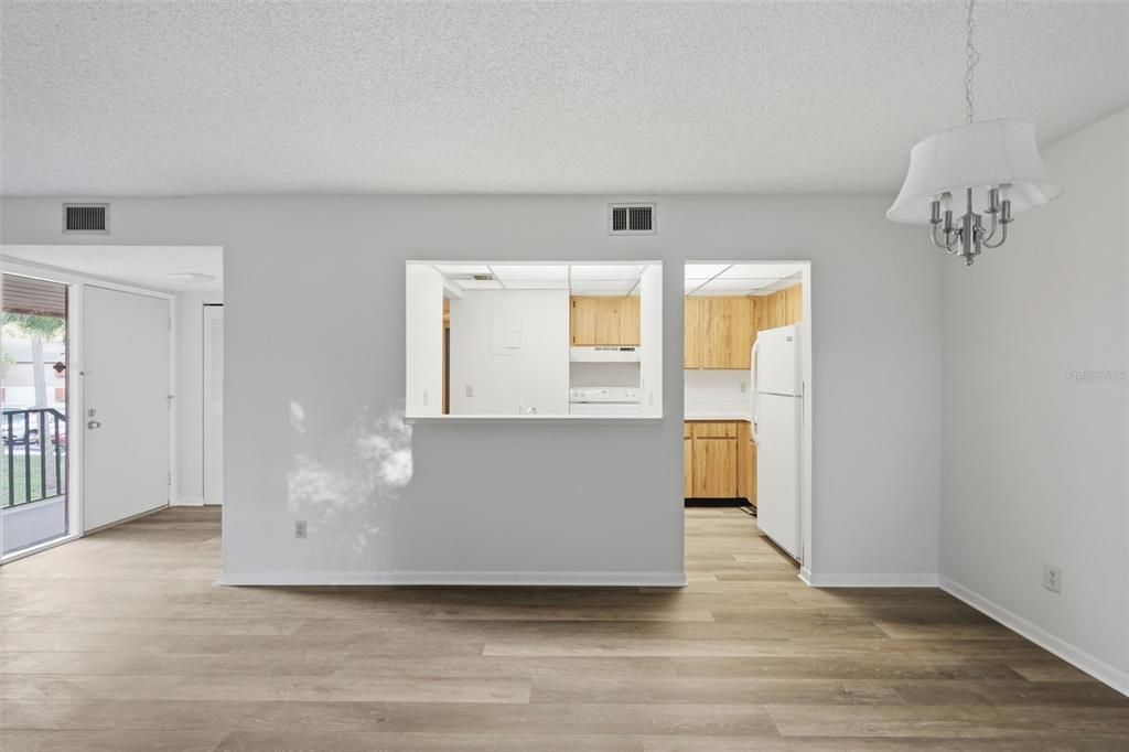 For Sale: $154,900 (2 beds, 2 baths, 897 Square Feet)