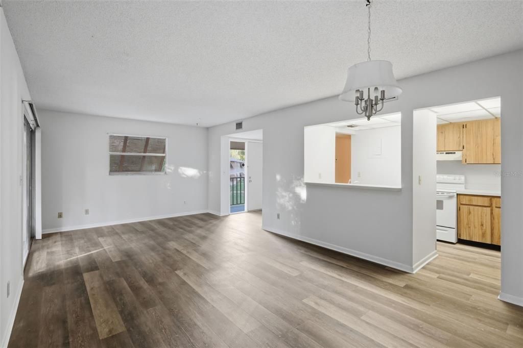 For Sale: $154,900 (2 beds, 2 baths, 897 Square Feet)