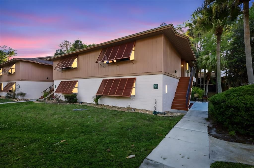 For Sale: $154,900 (2 beds, 2 baths, 897 Square Feet)