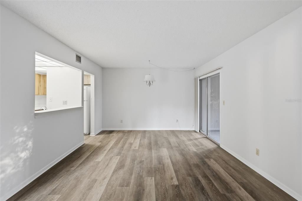 For Sale: $154,900 (2 beds, 2 baths, 897 Square Feet)