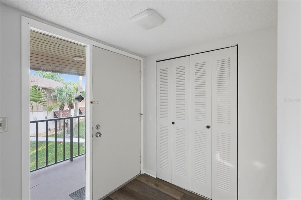 For Sale: $154,900 (2 beds, 2 baths, 897 Square Feet)