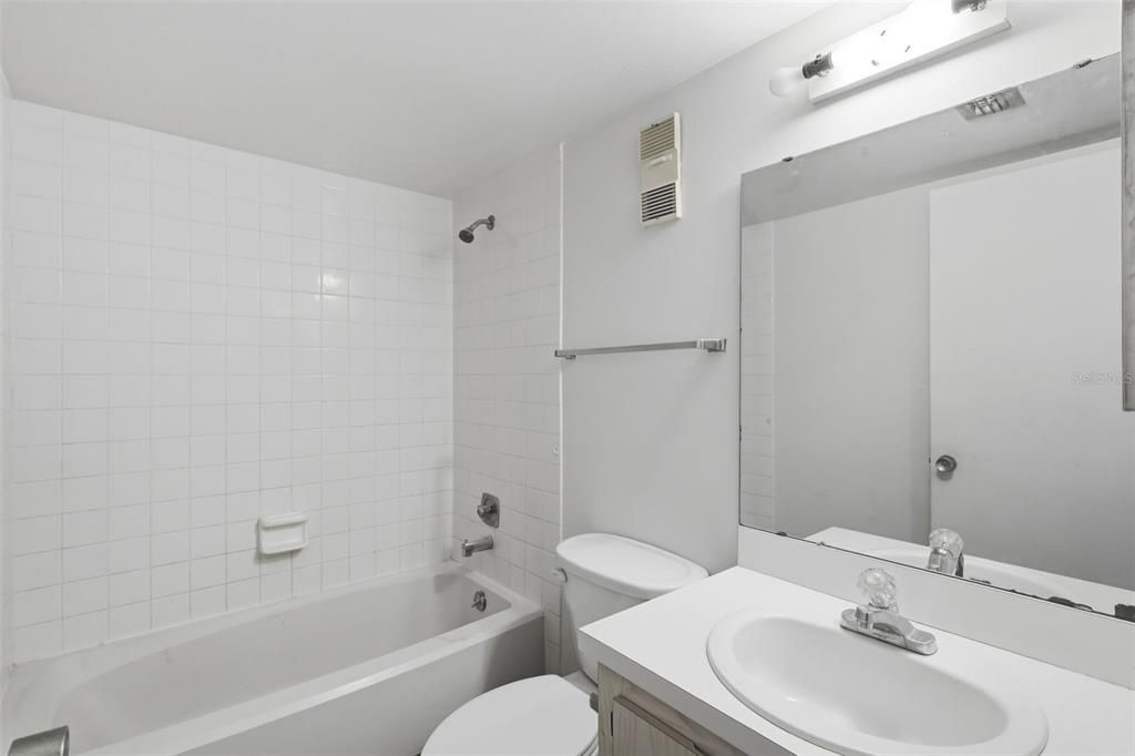 For Sale: $154,900 (2 beds, 2 baths, 897 Square Feet)
