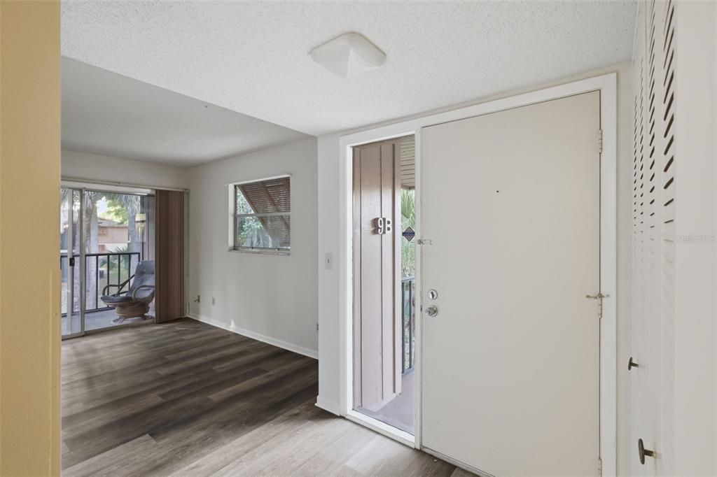 For Sale: $154,900 (2 beds, 2 baths, 897 Square Feet)