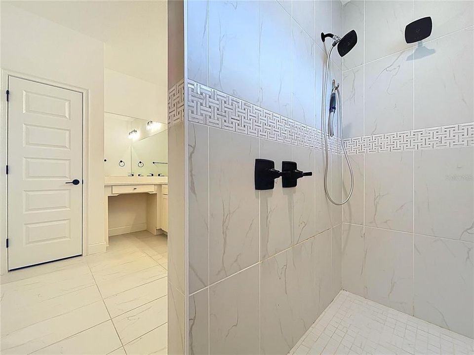 En Venta: $669,000 (4 camas, 2 baños, 2222 Pies cuadrados)