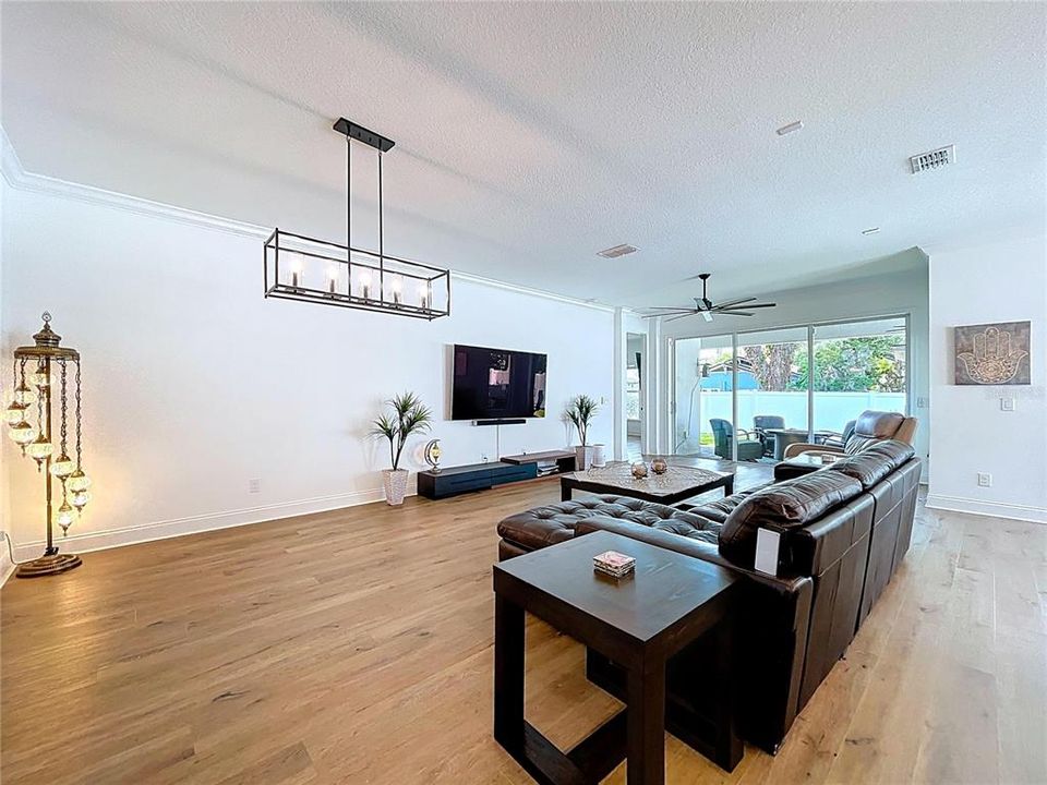 En Venta: $669,000 (4 camas, 2 baños, 2222 Pies cuadrados)
