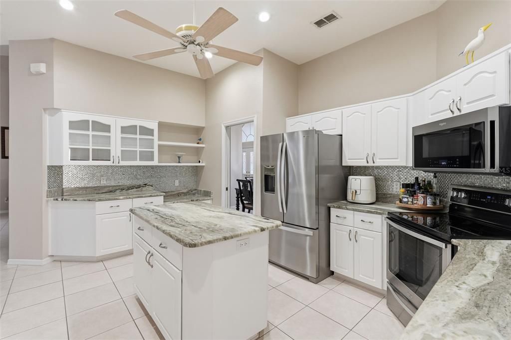 Activo con contrato: $485,000 (4 camas, 2 baños, 2661 Pies cuadrados)