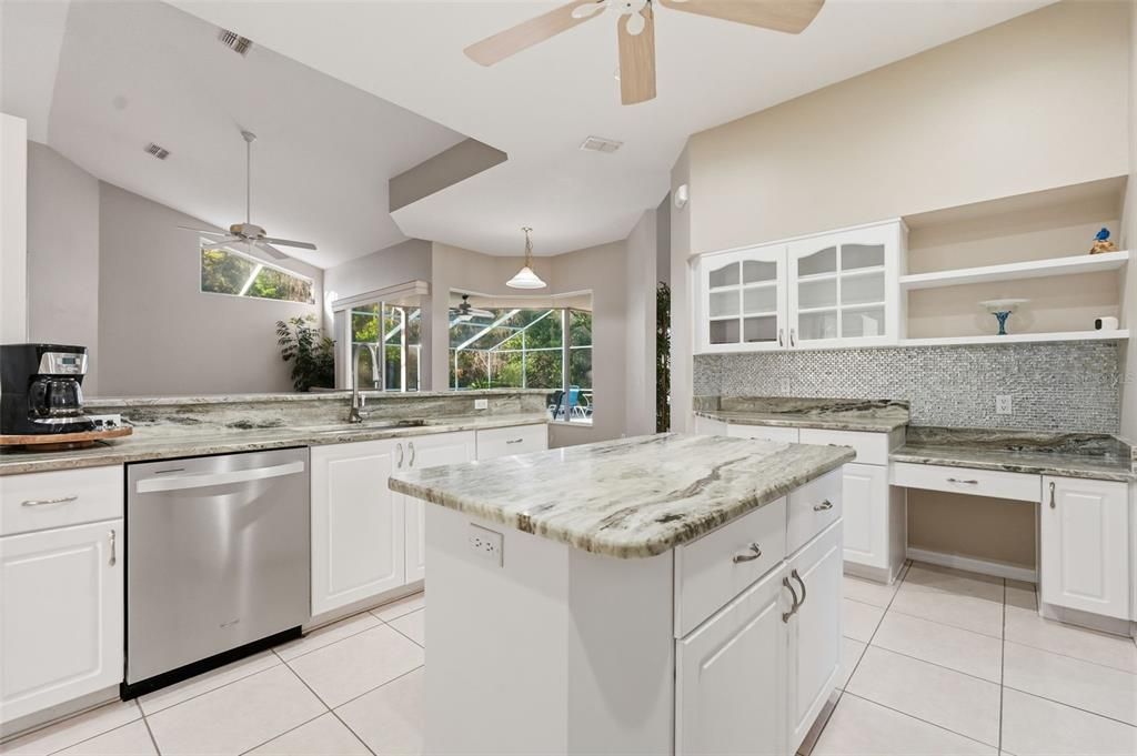 Activo con contrato: $485,000 (4 camas, 2 baños, 2661 Pies cuadrados)