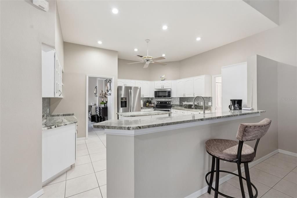 Activo con contrato: $485,000 (4 camas, 2 baños, 2661 Pies cuadrados)
