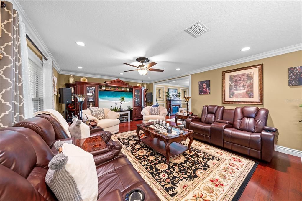 En Venta: $599,900 (5 camas, 2 baños, 2979 Pies cuadrados)