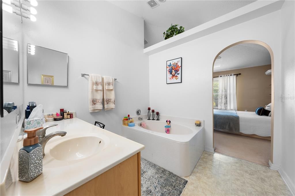 En Venta: $599,900 (5 camas, 2 baños, 2979 Pies cuadrados)