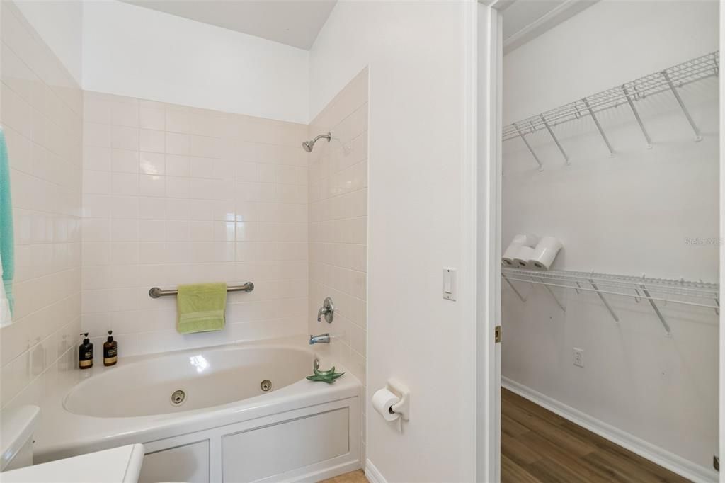 For Sale: $210,000 (2 beds, 2 baths, 1159 Square Feet)