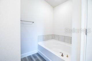 Activo con contrato: $269,400 (4 camas, 2 baños, 1635 Pies cuadrados)