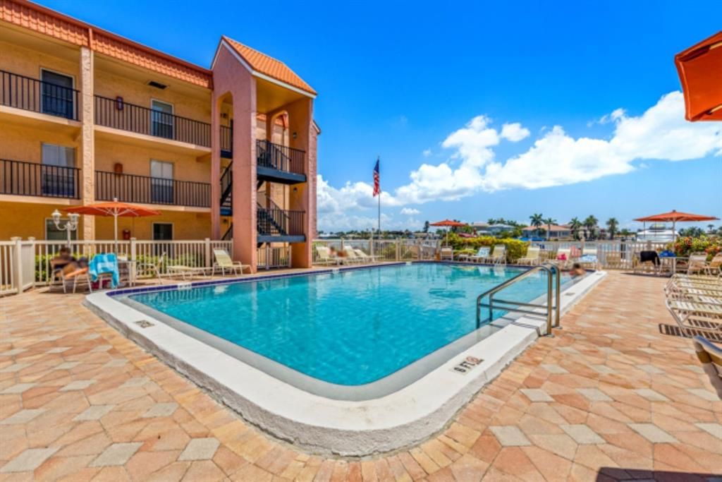 Active With Contract: $1,750 (1 beds, 1 baths, 645 Square Feet)